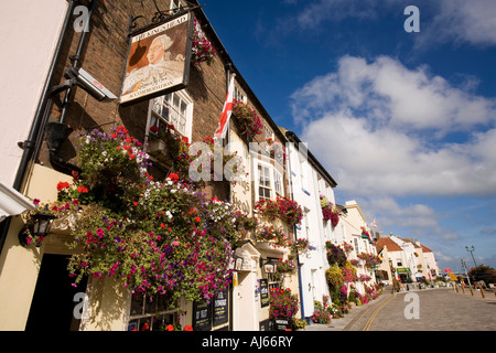 Regno Unito Kent Deal Beach Street lungomare colorato display floreale al di fuori il kings Head Pub Foto Stock