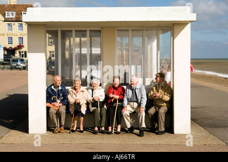 Regno Unito Kent trattare il trefolo pensionati riparo dal sole in promenade rifugio Foto Stock