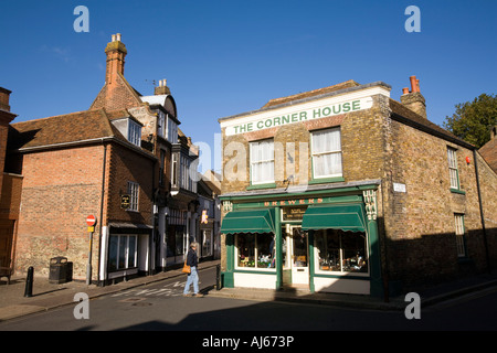 Regno Unito Sandwich Kent King Street The Corner House Brewers negozio di scarpe nella strada stretta Foto Stock