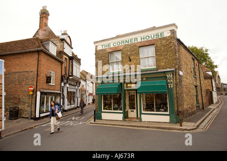 Regno Unito Sandwich Kent King Street The Corner House Brewers negozio di scarpe nella strada stretta Foto Stock