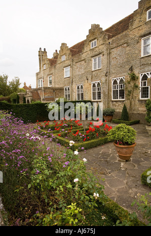 Regno Unito Sandwich Kent Strand Street Manwood corte giardino Foto Stock