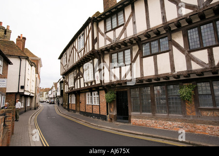 Regno Unito Sandwich Kent Strand Street i pellegrini a sbalzo legno medievale incorniciata house Foto Stock