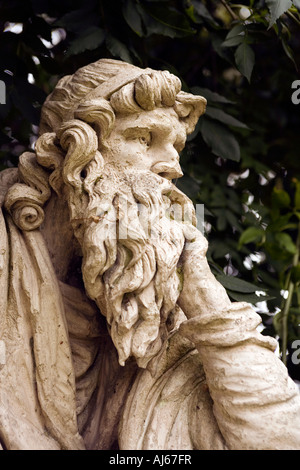 West Sussex Chichester Guildhall Priory Park antica statua trasferito dal centro città Foto Stock