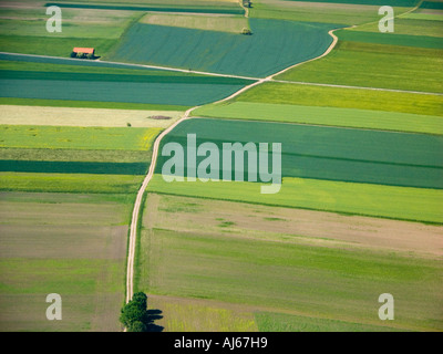 Il mondo visto da sopra i campi bird s eyeview eye Monaco di Baviera vicino aeroporto MUC Bavaria bayern paesaggio terrestre rag rug Germania Foto Stock