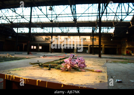 Fiori gettati giacciono su un tavolo in disuso il mercato della frutta in Brighton. Foto da Jim Holden. Foto Stock