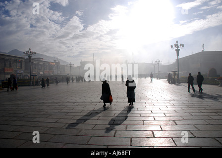 I turisti e i locali stand in Barkhor area quadrata di Lhasa davanti il tempio del Jokhang Foto Stock