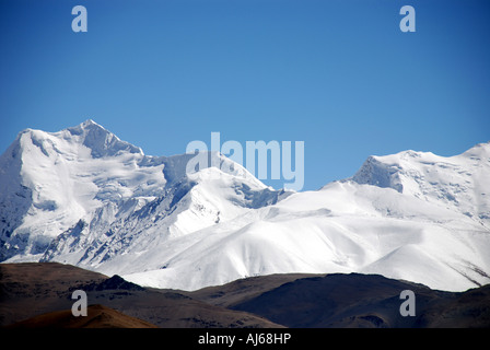 La stragrande Himalayan mountain range è chiaramente visibile dalla parte superiore del 5200m Shung La passano su la Friendship Highway in Tibet Foto Stock