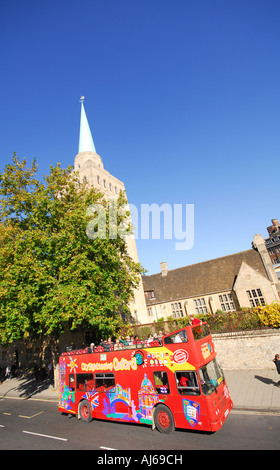 OXFORD un open top tour bus passa il Nuffield College Foto Stock