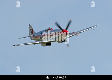 Il grifone propulsori Spitfire battenti Duxford Airfield England Regno Unito Foto Stock