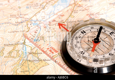 Primo piano della bussola e mappa a piedi Inghilterra Regno Unito GB Gran Bretagna Foto Stock