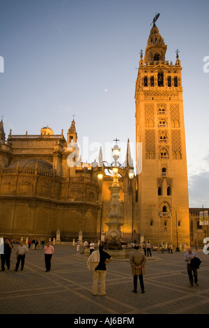 Il campanile a torre Giralda o della cattedrale di Sevilla Siviglia Spagna Foto Stock