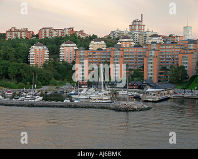 I blocchi di appartamenti a Marina in sole serale al Mar Baltico a Stoccolma in Svezia Foto Stock