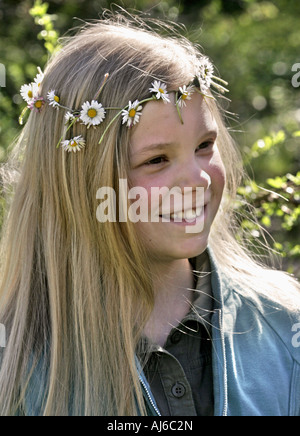 Daisy comune, prato daisy, inglese daisy (Bellis perennis), ragazza giovane con un mazzo di fiori sulla testa Foto Stock