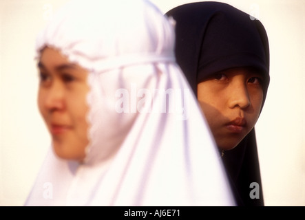 Due ragazze Giavanese in tradizionali sciarpe musulmano Yogyakarta Java Indonesia Asia Sudorientale Modello rilasciato Image Foto Stock