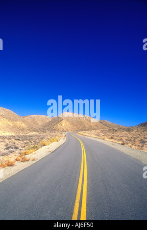 Svuotare strada in lontananza verso l'orizzonte Foto Stock