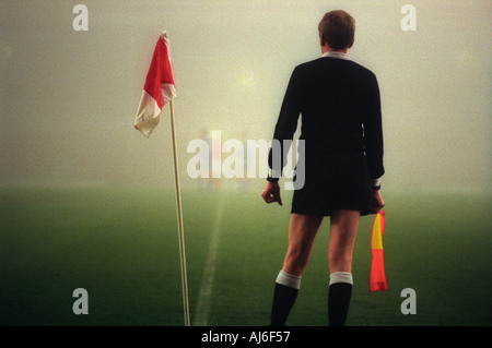 Credito MICHAEL CRAIG UK 07740 125873 maltempo calcio nella nebbia assistant arbitro tenta di vedere i giocatori Foto Stock