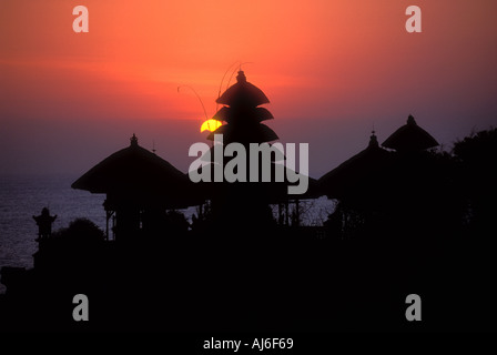 Tanah Lot tempio indù sulla costa occidentale dell'isola di Bali in Indonesia Asia del sud-est Foto Stock