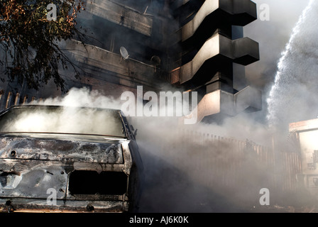 Incendio in un edificio nel povero sobborgo di Roma Foto Stock