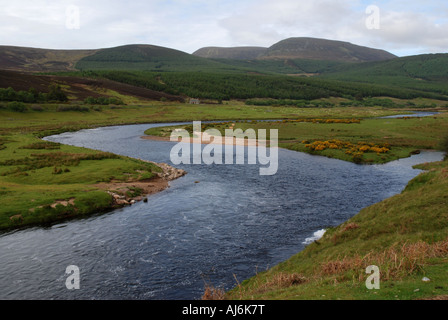 Helmsdale fiume e Ben Dhorain Highland Scozia Scotland Foto Stock