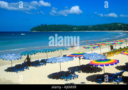 Ombrelloni in Kata Beach sull'isola di Kho Phuket in Thailandia Foto Stock