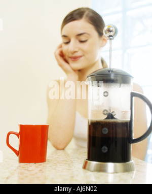 Giovane donna in cucina. Foto Stock