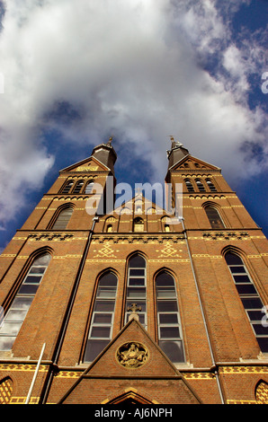 Guardando le guglie gemelle di Posthoornkerk in Amsterdam Foto Stock