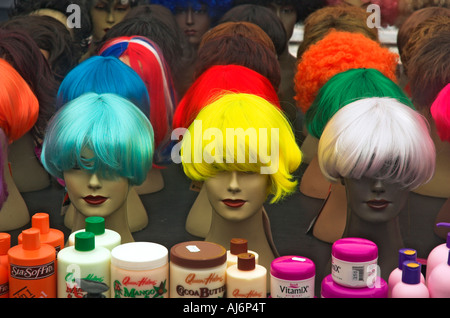 Colorate parrucche nel mercato di Albert Cuypstraat in Amsterdam Foto Stock