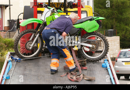 DVLA contraente supportata da agenti di polizia e il sostegno della comunità ufficiali cogliere una utilizzata illegalmente scrambler moto REGNO UNITO Foto Stock