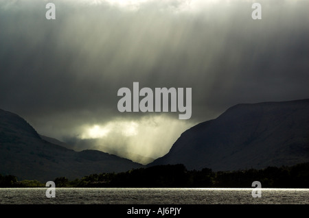 Luce di tempesta sul Loch Linnhe in Scozia Foto Stock