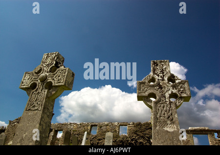 Due ornati croce celtica lapidi contro il cielo blu nelle rovine di Cill Chriosd chiesa vicino a Broadford sull'Isola di Skye Foto Stock