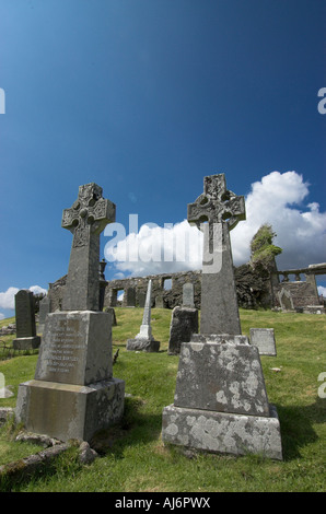 Due ornati croce celtica lapidi contro il cielo blu nelle rovine di Cill Chriosd chiesa vicino a Broadford sull'Isola di Skye Foto Stock