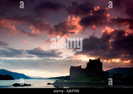 Eilean Donan Castle in Scozia al tramonto Foto Stock