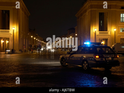 La polizia italiana il veicolo nella parte superiore della Via Della Concilliazone Roma Lazio Italia Foto Stock