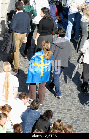 Donna che indossa bandiera Vaticano Italia Foto Stock