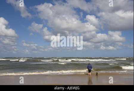 Camminando sulla spiaggia Holkham riserva naturale nazionale Norfolk Foto Stock