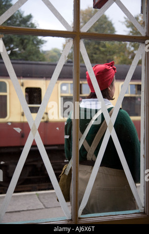 In attesa di un treno della seconda guerra mondiale a Pickering Storia viva 1940s Guerra Mondiale II Guerra guerra Weekend, North Yorkshire, Inghilterra, Regno Unito Foto Stock