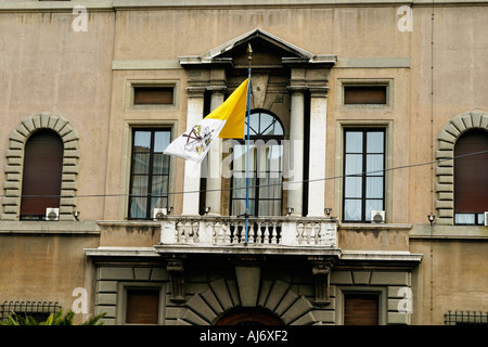 Finestra con bandiera Vaticano Italia Foto Stock
