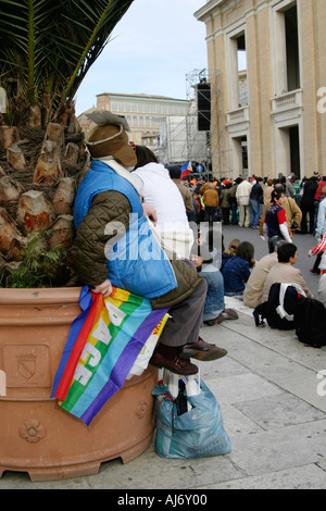 Uomo seduto con la bandiera della pace Vaticano Italia Foto Stock