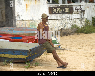 Fisherman poggiante sulla barca, Buzios, Brasile, Sud America Foto Stock