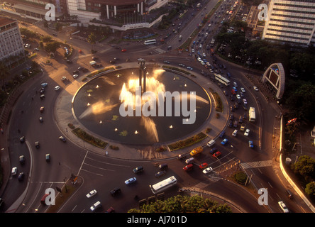 Cerchio di traffico su Jalan Thamrin street nel centro di Jakarta Java Indonesia Asia del sud-est Foto Stock