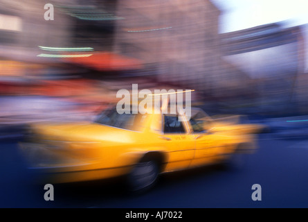 Sfocata immagine di movimento di un taxi a Manhattan New York City USA Foto Stock