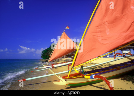 Barche a vela a Sanur Beach sull'isola di Bali in Indonesia Asia del sud-est Foto Stock