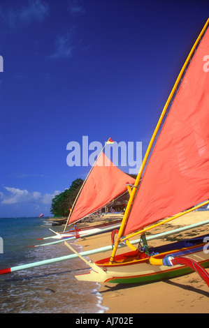 Barca a vela Barche outrigger in Sanur Beach sull'isola di Bali in Indonesia Asia del sud-est Foto Stock