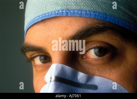 Close up ritratto di medici faccia indossare una mascherina chirurgica Modello rilasciato Image Foto Stock