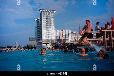 Berlino. Badeschiff an der Arena di Treptow. Foto Stock