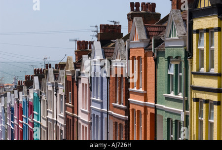 Una fila di dipinto luminosamente case a schiera in Brighton Sussex England Foto Stock