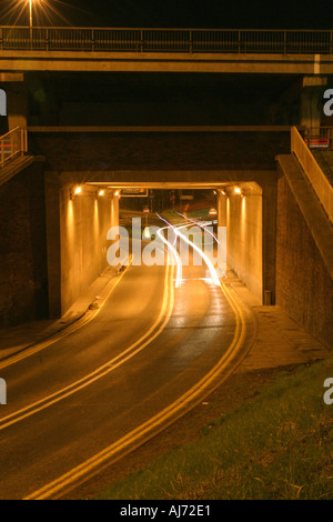 Autostrada urbana Bridge e sottopassaggio di notte Foto Stock