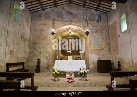 Pareti affrescate e altare Chiesa della Madonna del Ponte Marcellano Umbria Italia Foto Stock