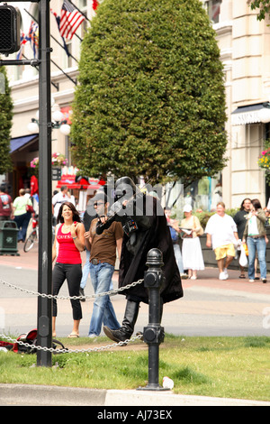 Street performer di Darth Vader costume suona il violino in downtown Victoria durante il Canada Day celebrazione Foto Stock
