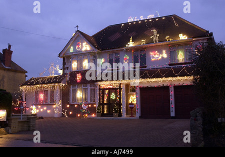 Le luci di natale su un house REGNO UNITO Foto Stock